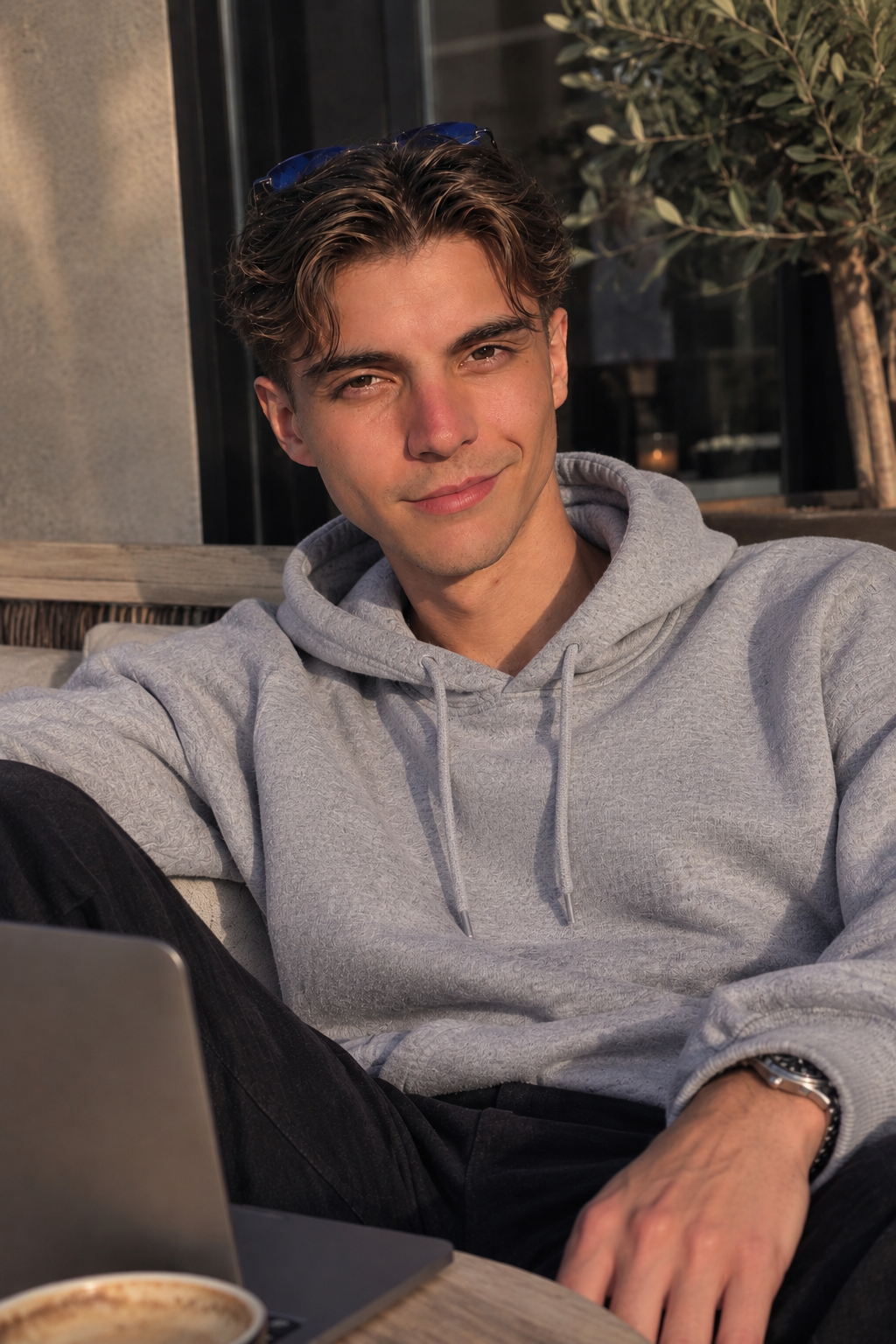 Ian van de Logt met zijn laptop aan een cafétafel
